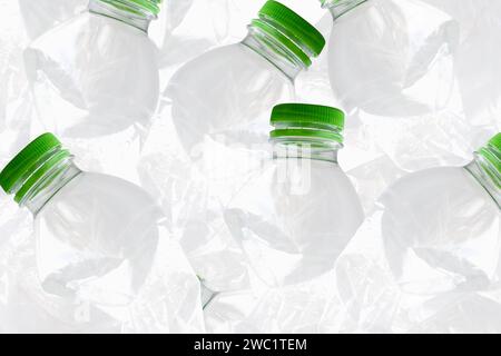 Molti flaconi di plastica su sfondo bianco. Inquinamento, concetto di protezione ambientale. Riutilizzare i rifiuti, riciclare, senza plastica. Terra, mondo acqua d Foto Stock