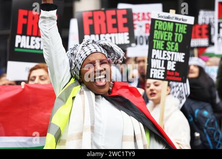 Londra, Regno Unito, 13 gennaio 2024. Gli anni '1000 si sono riuniti per la 7a marcia nazionale per la Palestina, parte di un'azione globale per un cessate il fuoco completo a Gaza. Le manifestazioni di protesta hanno avuto luogo in 60 città, 36 paesi e in 6 continenti, opponendosi al bombardamento israeliano della striscia di Gaza, che ha provocato la morte di oltre 23 000 persone. Credito : Monica Wells/Alamy Live News Foto Stock