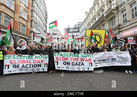 Londra, Regno Unito, 13 gennaio 2024. Gli anni '1000 si sono riuniti per la 7a marcia nazionale per la Palestina, parte di un'azione globale per un cessate il fuoco completo a Gaza. Le manifestazioni di protesta hanno avuto luogo in 60 città, 36 paesi e in 6 continenti, opponendosi al bombardamento israeliano della striscia di Gaza, che ha provocato la morte di oltre 23 000 persone. Credito : Monica Wells/Alamy Live News Foto Stock