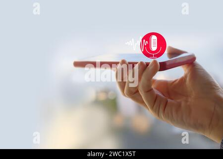 Concetto di riconoscimento vocale. comunicazione a mani libere. Applicazione mobile registrazione di suoni, audio, musica, messaggi vocali. Oppure usa la tua voce per indirizzare l'IA verso Foto Stock