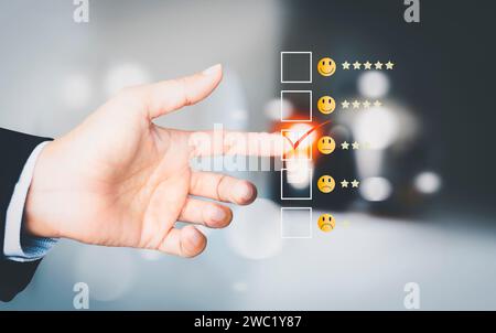 Fare clic su segno di spunta nell'elenco di controllo con un contrassegno rosso su sfondo scuro Foto Stock