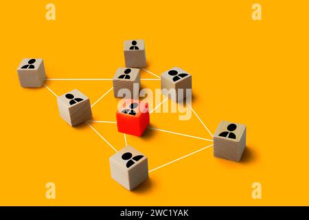 Concetto di social media, persone o networking di marketing utilizzando blocchi di legno quadrati con icona persone Foto Stock