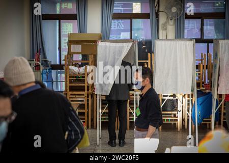 Il candidato del presidente del TPP Ko Wen-je stava votando in un seggio elettorale a Taipei, Taiwan, sabato mattina, 13 gennaio 2024. Il candidato del presidente del Partito Popolare di Taiwan Ko Wen-je ha votato il giorno delle elezioni per le elezioni presidenziali di Taiwan del 2024 a Taipei sabato mattina, 13 gennaio 2024. (Foto di Alex Chan Tsz Yuk) Foto Stock