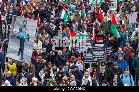 Londra, Regno Unito. 13 gennaio 2024. Marcia nazionale per la Palestina - cessate il fuoco ora. Migliaia di persone provenienti da tutta l'Inghilterra marciano attraverso il centro di Londra chiedendo un immediato cessate. Finora oltre 22.000 palestinesi sono stati uccisi nel conflitto dopo l'attacco del 7 ottobre. Credito: Karl Black/Alamy Live News Foto Stock