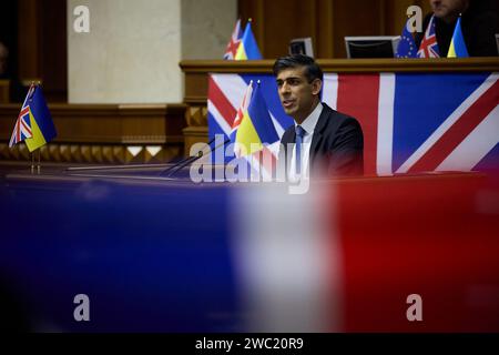 Il presidente ucraino Volodymyr Zelenskyy dà il benvenuto al primo ministro britannico Rishi Sunak a Kiev, in Ucraina, venerdì 12 gennaio 2024. Sunak era nella capitale Ucraina per firmare l'accordo di cooperazione in materia di sicurezza tra l'Ucraina e il Regno Unito, il primo accordo bilaterale nel quadro della dichiarazione comune di sostegno all'Ucraina adottata a Vilnius nel luglio 2023 dai paesi del G7. I due leader hanno anche visitato personale militare sottoposto a trattamento per le ferite subite nel combattimento contro la Russia. Foto tramite Ufficio stampa presidenziale ucraino/UPI Foto Stock
