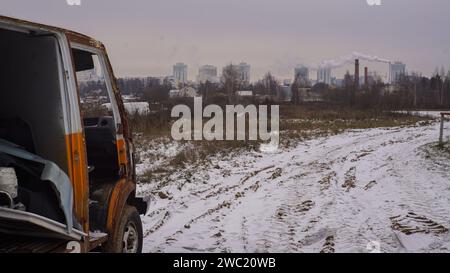Auto non adatta in inverno. Vecchio minibus abbandonato arrugginito. Rottami metallici. Autobus rosso rotto Foto Stock