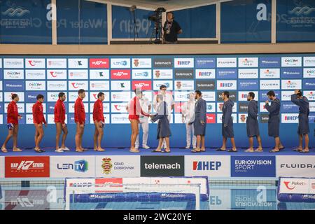 Dubrovnik, Croazia. 13 gennaio 2024. DUBROVNIK, CROAZIA - 13 GENNAIO: I giocatori si schierano per gli inni nazionali durante il torneo europeo di pallanuoto maschile 2024, 15°-16° incontro tra Israele e Malta, presso il Gruz Pool il 13 gennaio 2024 a Dubrovnik, Croazia. Foto: Grgo Jelavic/PIXSELL credito: Pixsell/Alamy Live News Foto Stock