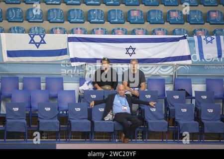 Dubrovnik, Croazia. 13 gennaio 2024. DUBROVNIK, CROAZIA - 13 GENNAIO: I tifosi tifosi tifosi in tribuna durante il Campionato europeo di pallanuoto maschile 2024, 15°-16° incontro tra Israele e Malta presso il Gruz Pool il 13 gennaio 2024 a Dubrovnik, Croazia. Foto: Grgo Jelavic/PIXSELL credito: Pixsell/Alamy Live News Foto Stock