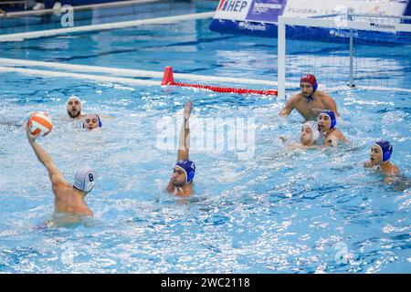 Dubrovnik, Croazia. 13 gennaio 2024. DUBROVNIK, CROAZIA - 13 GENNAIO: IDO Goldschmidt di Israele in azione durante il Campionato europeo di pallanuoto maschile 2024 Classification 15th-16th match tra Israele e Malta al Gruz Pool il 13 gennaio 2024 a Dubrovnik, Croazia. Foto: Grgo Jelavic/PIXSELL credito: Pixsell/Alamy Live News Foto Stock