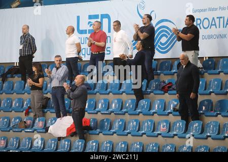 Dubrovnik, Croazia. 13 gennaio 2024. DUBROVNIK, CROAZIA - 13 GENNAIO: I tifosi tifosi tifosi in tribuna durante il Campionato europeo di pallanuoto maschile 2024, 15°-16° incontro tra Israele e Malta presso il Gruz Pool il 13 gennaio 2024 a Dubrovnik, Croazia. Foto: Grgo Jelavic/PIXSELL credito: Pixsell/Alamy Live News Foto Stock