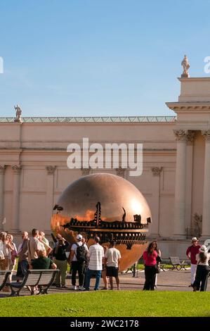 Città del Vaticano, Italia - 3 ottobre 2023: La sfera - scultura in bronzo dello scultore italiano Arnaldo Pomodoro nel cortile dei Musei Vaticani Foto Stock