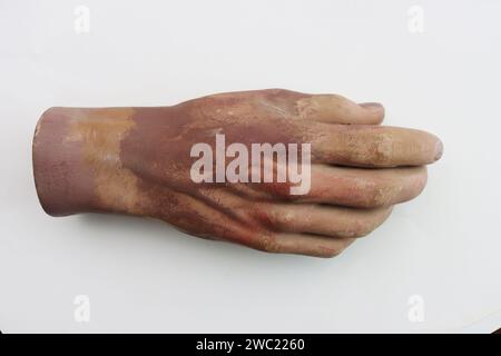 Mano di manichino in plastica su sfondo bianco. Foto Stock