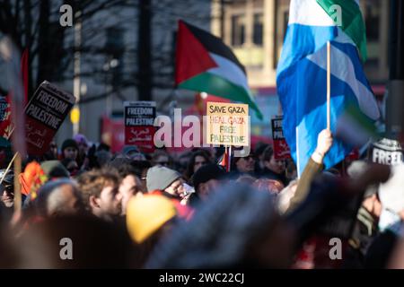 Glasgow, Scozia, Regno Unito. 13 gennaio 2024. I manifestanti si sono riuniti al di fuori delle City Chambers in George Square partecipando alla giornata globale d'azione per Gaza, chiedendo un immediato cessate il fuoco a Gaza credito: Kay Roxby/Alamy Live News Foto Stock