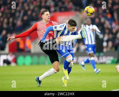 Jan Bednarek (a sinistra) di Southampton sfida Josh Windass (a destra) dello Sheffield Wednesday durante la partita del campionato Sky Bet al St Mary's Stadium di Southampton. Data immagine: Sabato 13 gennaio 2024. Foto Stock