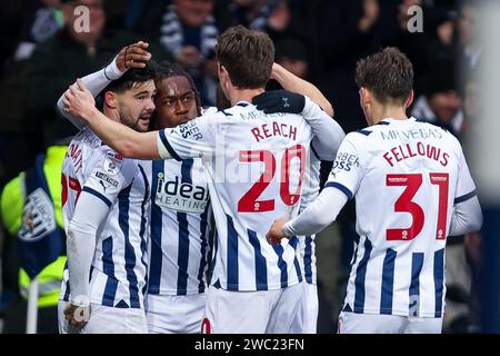West Bromwich, Regno Unito. 13 gennaio 2024. Brandon Thomas-Asante di West Bromwich Albion (2° a sinistra) celebra il suo gol durante l'EFL Sky Bet Championship match tra West Bromwich Albion e Blackburn Rovers agli Hawthorns, West Bromwich, Inghilterra, il 13 gennaio 2024. Foto di Stuart Leggett. Solo per uso editoriale, licenza necessaria per uso commerciale. Nessun utilizzo in scommesse, giochi o pubblicazioni di un singolo club/campionato/giocatore. Credito: UK Sports Pics Ltd/Alamy Live News Foto Stock