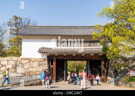 Porta Aoyaguiche al Castello di Osaka in Giappone. Una tipica porta watariyagura, in stile yaguramon, porta con torretta sopra. Pareti di pietra Kinkomihagi. Foto Stock
