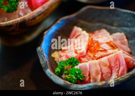 Sushi di salmone alla griglia con uova di salmone in cima, cucina giapponese di prima qualità Foto Stock