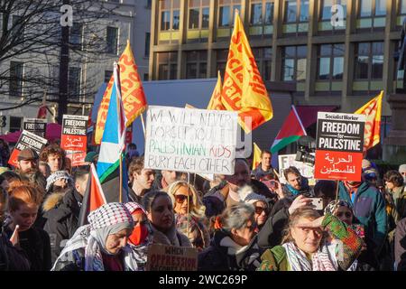 Glasgow, Regno Unito. 13 gennaio 2024. Diverse centinaia di manifestanti hanno preso parte a una manifestazione pro-Palestina, pro Gaza, anti-Israele a George Square, Glasgow fuori dalle camere della città. Dopo i discorsi il raduno pianificò di marciare attraverso la città fino al quartier generale scozzese del Ministero della difesa, a Brown Street, Glasgow. Crediti: Findlay/Alamy Live News Foto Stock