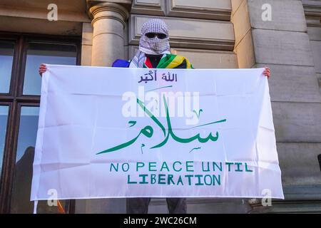 Glasgow, Regno Unito. 13 gennaio 2024. Diverse centinaia di manifestanti hanno preso parte a una manifestazione pro-Palestina, pro Gaza, anti-Israele a George Square, Glasgow fuori dalle camere della città. Dopo i discorsi il raduno pianificò di marciare attraverso la città fino al quartier generale scozzese del Ministero della difesa, a Brown Street, Glasgow. Crediti: Findlay/Alamy Live News Foto Stock