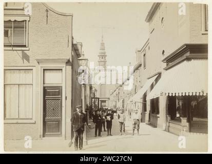 Vista della Kerkstraat ad Haarlem, con uomini e bambini, Anonimo, 1895 - 1900 Fotografia uomo sconosciuto e bambini nella Kerkstraat ad Haarlem, all'angolo con la Grote Houtstraat. Sullo sfondo la nuova chiesa. Haarlem Editore: Parisamsterdam carta albumen stampa via Haarlem. nuova chiesa Foto Stock