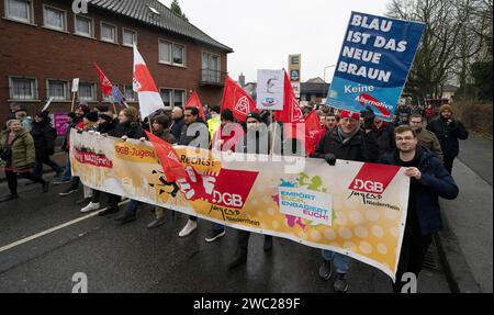 Gegendemo zu einer AFD Veranstaltung a Duisburg-Homberg Unter dem motto, Kein Platz für Hass und Hetze a Duisburg, fand a Duisburg Homberg eine Gegenveranstaltung zu einer AFD Veranstaltung mit Alice Weidel statt. Anlass War der Neujahrsempfang der AfD. Nach Polizeiangaben demonstrierten CA.2400 Menschen gegen die AFD. Es hatten sich unterschiedlichste Gruppen zur dimostrazione zusammengefunden. Die Kirchenkreise Moers, Dinslaken und Duisburg, das Duisburger Bündnis für Toleranz und ZivilCourage, Deutscher Gewerkschaftsbund Niederrhein und weitere politische Gruppen sowie zahlreich Foto Stock