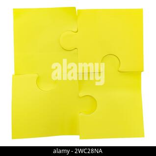 Fogli di carta strappati per appunti a forma di puzzle su sfondo bianco. Isolare di carta gialla Foto Stock