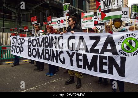 Londra, Regno Unito. 13 gennaio 2024. Manifestanti vicino a Bank. Migliaia di persone hanno marciato in solidarietà con la Palestina nel centro di Londra, chiedendo un cessate il fuoco mentre la guerra Israele-Hamas continua. Credito: Vuk Valcic/Alamy Live News Foto Stock