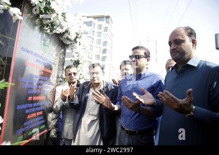 Il sindaco Karachi, il barrister Murtaza Wahab insieme al vice sindaco Salman Abdullah Murad offrono a Dua durante la cerimonia di posa della prima pietra per il restauro esteso del canale Khayyam Clifton, tenutasi a Karachi sabato 13 gennaio 2024. Foto Stock