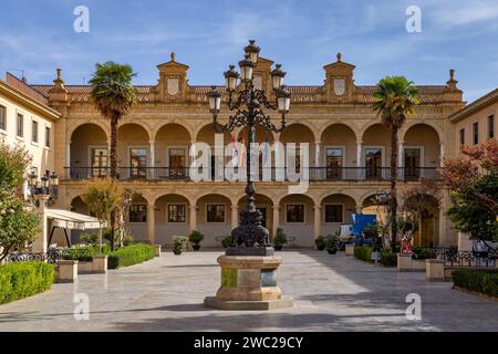 Una piazza cittadina a Guadix, Andalusia, Spagna Foto Stock