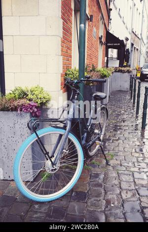 Bicicletta d'epoca su Cobblestone Street Foto Stock