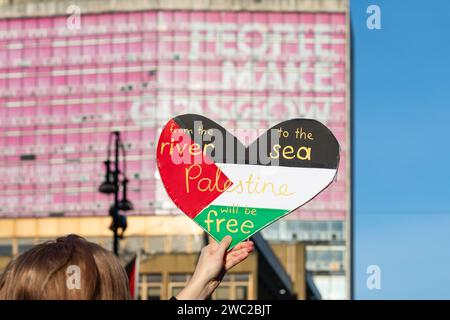 Glasgow, Scozia, Regno Unito. 13 gennaio 2024. I manifestanti si sono riuniti al di fuori delle City Chambers in George Square partecipando alla giornata globale d'azione per Gaza, chiedendo un immediato cessate il fuoco a Gaza credito: Kay Roxby/Alamy Live News Foto Stock