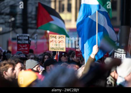 Glasgow, Scozia, Regno Unito. 13 gennaio 2024. I manifestanti si sono riuniti al di fuori delle City Chambers in George Square partecipando alla giornata globale d'azione per Gaza, chiedendo un immediato cessate il fuoco a Gaza credito: Kay Roxby/Alamy Live News Foto Stock