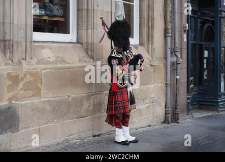 EDIMBURGO, Regno Unito - 15 SETTEMBRE 2023: Bagpipe Player Busking on the Royal Mile Foto Stock