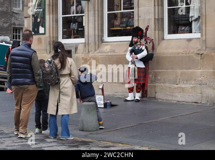 EDIMBURGO, Regno Unito - 15 SETTEMBRE 2023: Bagpipe Player Busking on the Royal Mile Foto Stock