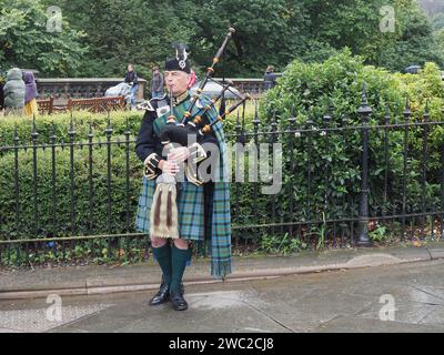 EDIMBURGO, Regno Unito - 15 SETTEMBRE 2023: Bagpipe Player Busking sul Waverley Bridge Foto Stock