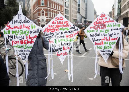 Circa mezzo milione ha partecipato a una marcia nel cuore di Londra, chiedendo una cessazione immediata delle ostilità in Palestina" è grammaticalmente corretto e chiaro nel suo messaggio. Tuttavia, è importante verificare l'accuratezza del numero di partecipanti, come 'mezzo milione credito: Sinai Noor / Alamy Live News Foto Stock