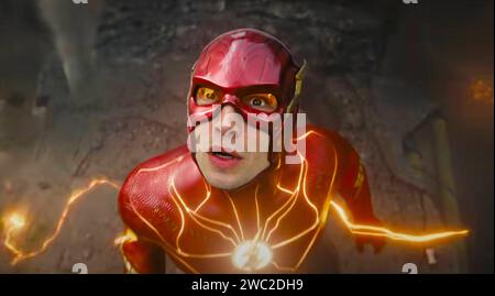 The Flash (2023) diretto da Andy Muschietti e interpretato da Ezra Miller nel ruolo di Barry Allen che usa la sua super velocità per cambiare il passato, ma il suo tentativo di salvare la sua famiglia crea un mondo senza supereroi, costringendolo a correre per la sua vita al fine di salvare il futuro. Pubblicità ancora ***SOLO USO EDITORIALE***. Credito: BFA / Warner Bros Foto Stock