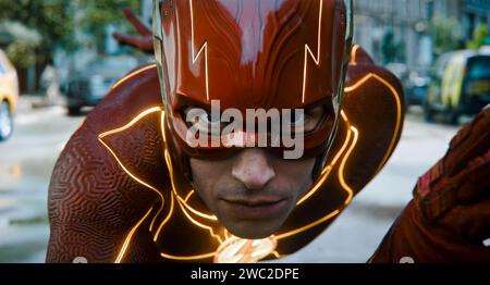 The Flash (2023) diretto da Andy Muschietti e interpretato da Ezra Miller nel ruolo di Barry Allen che usa la sua super velocità per cambiare il passato, ma il suo tentativo di salvare la sua famiglia crea un mondo senza supereroi, costringendolo a correre per la sua vita al fine di salvare il futuro. Fotografia pubblicitaria ***SOLO USO EDITORIALE***. Credito: BFA / Warner Bros Foto Stock