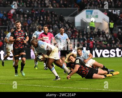 Ashton Gate, Bristol, Regno Unito. 13 gennaio 2024. Investec Champions Cup Rugby, Bristol Bears contro Vodacom Bulls; Khutha Mchunu di Vodacom Bulls segna una meta sotto la pressione di Dan Thomas dei Bristol Bears in 60th Minute Credit: Action Plus Sports/Alamy Live News Foto Stock