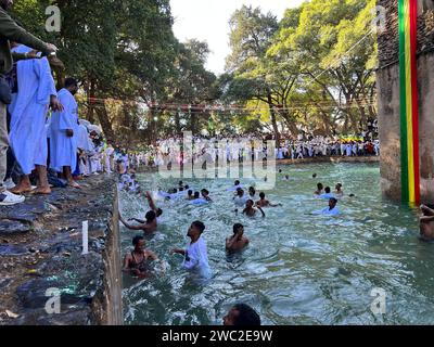 Gondar, Etiopia, 19 gennaio 2023; folla intorno al bagno Fasiladas che celebra Timkat, una celebrazione ortodossa etiope a Gondar, Etiopia, adorazione Foto Stock