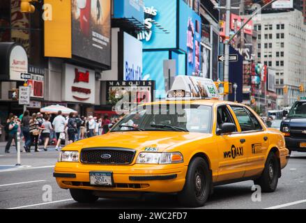 New York, USA - 19 giugno 2012: Taxi giallo a New York, USA Foto Stock