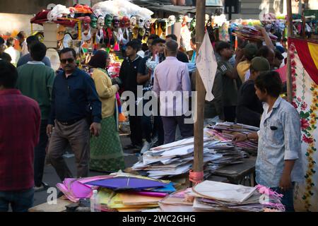 Rajkot, India. 13 gennaio 2024. Di fronte alla RMC Boys School, nel Sadar Bazar si sono riunite moltissime folle per fare shopping per celebrare le celebrazioni di Uttarayan 2024. Crediti: Nasirkhan Davi/Alamy Live News Foto Stock