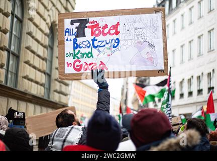 Monaco, Germania. 13 gennaio 2024. Il 13 gennaio 2024 centinaia di persone si sono riunite a Monaco di Baviera, in Germania, per protestare per un immediato cessate il fuoco in Medio Oriente e per mostrare la loro solidarietà ai palestinesi. Hanno pianto le vittime in Palestina, chiesto la pace per Gaza e hanno chiesto la fine della guerra. (Foto di Alexander Pohl/Sipa USA) credito: SIPA USA/Alamy Live News Foto Stock