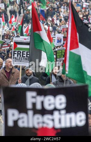 13/01/2024. Londra, Regno Unito. Migliaia di manifestanti pro-palestinesi partecipano a una manifestazione organizzata dall'organizzazione palestinese Solidarity UK nel centro di Londra, mentre il conflitto tra palestinesi e israeliani continua. Sabato 7 ottobre 2023, Hamas ha lanciato un grande attacco in Israele. Crediti fotografici: Ray Tang/ Foto Stock