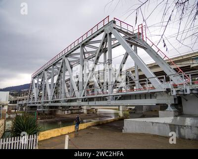 Sochi, Russia - 2023 febbraio 23: Ponte ferroviario sul fiume Khosta, Sochi Foto Stock