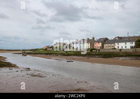 Il villaggio di Aberffraw sulla costa occidentale di Anglesey, Galles del Nord. Case accanto all'Afon Ffraw. Foto Stock