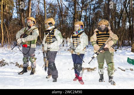 Kiev, Ucraina. 12 gennaio 2024. Un gruppo di civili viene visto durante un debriefing dei risultati di un'esercitazione militare per civili. Addestramento militare per civili. I civili ucraini prendono parte all'esercizio finale di un corso approfondito di cinque giorni sulla preparazione dei cittadini alla resistenza nazionale nei pressi di Kiev durante l'invasione russa dell'Ucraina. (Foto di Mykhaylo Palinchak/SOPA Images/Sipa USA) credito: SIPA USA/Alamy Live News Foto Stock