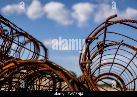 Costruzione di autostrade. Versamento di asfalto, installazione di barriere acustiche. Attrezzature per l'edilizia pesante in cantiere, rullo, escavatore, bulldozer Foto Stock