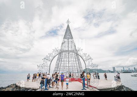 Balneario Camboriú-sc, Brasile - 11 gennaio 2024, edifici nel centro della città in una strada di Balneário Camboriú in una giornata nuvolosa, uno yacht nella foto. Foto Stock