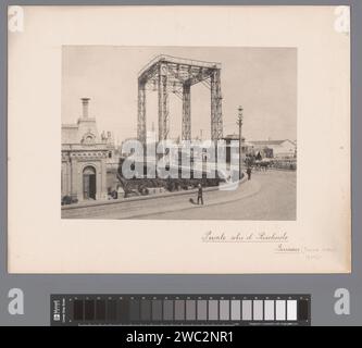 Lavori di costruzione di ponti e paranchi sul Riachuelo a Buenos Aires, anonimo, 1904 - 1905 stampa fotomeccanica carta Buenos Aires. Ponte collotipo di cartone con struttura, ad esempio copertura o edifici Buenos Aires. Creek Foto Stock